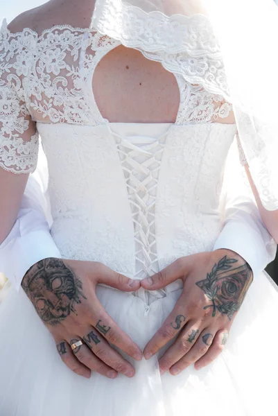 Современные Стильные Свадьбы Жених Невеста Татуировками — стоковое фото