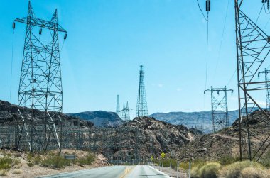 Yüksek voltajlı güç hat boyunca yolun Nevada, ABD
