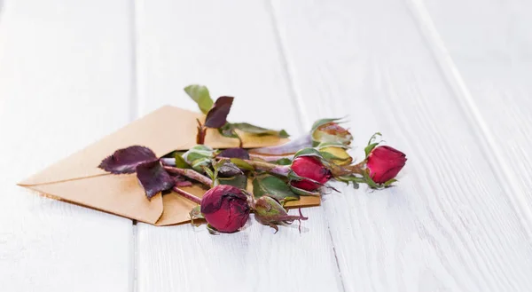 Buquê Festivo Botões Rosa Fundo Velhas Tábuas Madeira Brancas — Fotografia de Stock