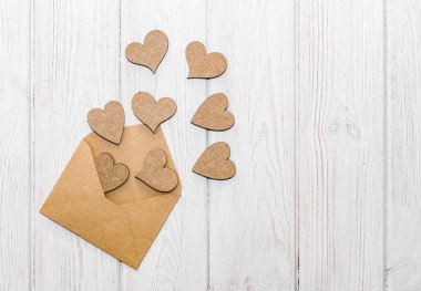 Vintage Sevgililer günü kartı eski zarf ahşap yürekleri