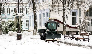 Kiev, Ukrayna - 20 Kasım 2018: şehir cadde ve kar makinesi. Sokaklarda şiddetli kar yağışı ve kar fırtınaları sonra temizlik. Fırtınalar etkilerini mücadele. Kiev, Ukrayna, Doğu Avrupa şehir sokaklarında