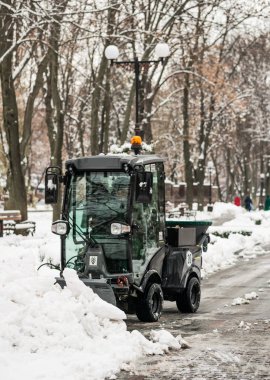 Kiev, Ukrayna - 20 Kasım 2018: şehir cadde ve kar makinesi. Sokaklarda şiddetli kar yağışı ve kar fırtınaları sonra temizlik. Fırtınalar etkilerini mücadele. Kiev, Ukrayna, Doğu Avrupa şehir sokaklarında