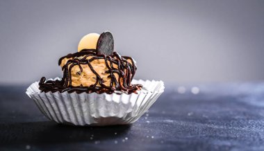 Güzel taze pişmiş çikolata pasta siyah tablo arka plan üzerinde. Studio fotoğraf