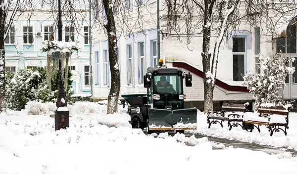 キエフ ウクライナ 2018 都市通りと雪マシン 大雪と吹雪の後 通りを掃除します 嵐の影響との戦い キエフ ウクライナ 東欧の街 — ストック写真