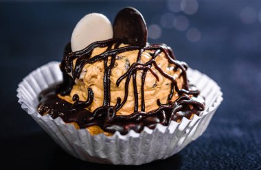 Güzel taze pişmiş çikolata pasta siyah tablo arka plan üzerinde. Studio fotoğraf