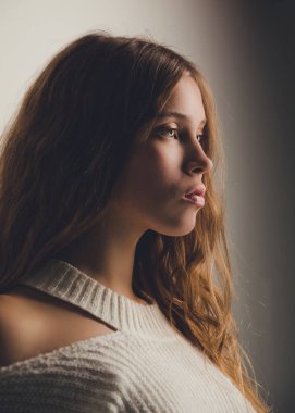 Genç kız Genç 14 yaşında stüdyoda rahat kıyafetler teşkil etmektedir. Narin kadınsı duygusal portre