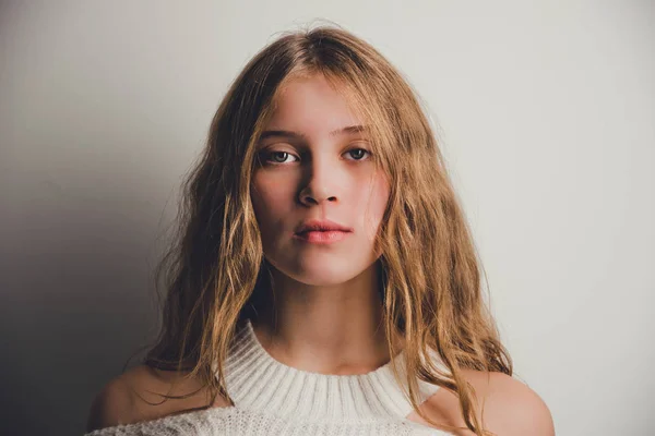 Nuori Tyttö Teini Vuotias Rento Vaatteet Aiheuttaa Studiossa Herkkä Naisellinen — kuvapankkivalokuva