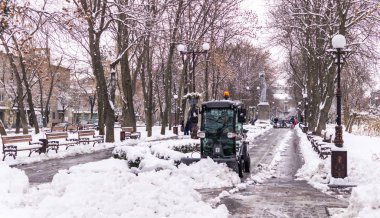 Kiev, Ukrayna - 20 Kasım 2018: şehir cadde ve kar makinesi. Sokaklarda şiddetli kar yağışı ve kar fırtınaları sonra temizlik. Fırtınalar etkilerini mücadele. Kiev, Ukrayna, Doğu Avrupa şehir sokaklarında