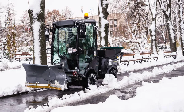Kiev, Ukrayna - 20 Kasım 2018: şehir cadde ve kar makinesi. Sokaklarda şiddetli kar yağışı ve kar fırtınaları sonra temizlik. Fırtınalar etkilerini mücadele. Kiev, Ukrayna, Doğu Avrupa şehir sokaklarında