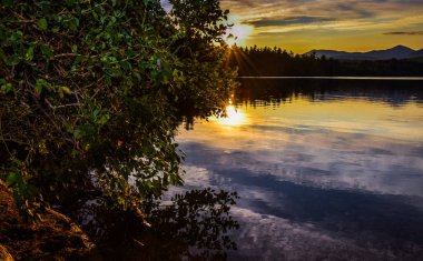 Günbatımı Winnipesaukee Gölü üzerinde. Yaz manzara New Hampshire'da, ABD
