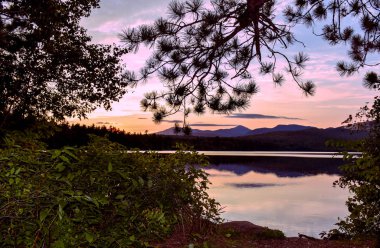 Günbatımı Winnipesaukee Gölü üzerinde. Yaz manzara New Hampshire'da, ABD