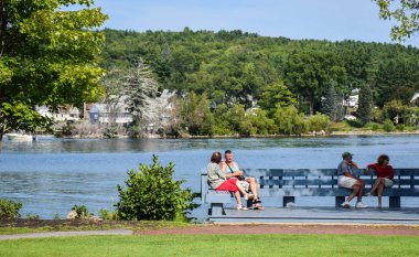 Meredith, New Hampshire, Amerika Birleşik Devletleri - 15 Ağustos 2017: turizm rekreasyon alanında Meredith, New Hampshire, Amerika ve yürüyüş dinlenme insanların şehri. Lake Winnipesok pitoresk çıkabilir