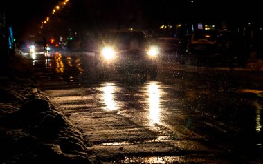 Kış hava koşulları yolda. Şehir geceleri bir kar fırtınası sırasında sokak sürüş araba