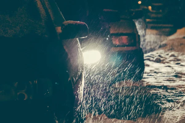 道路上の冬の気象条件 夜吹雪の間に都市通り走行車 — ストック写真