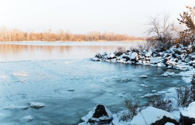 Güzel kış manzarası. Gölün suya yansıyan ağaçlar