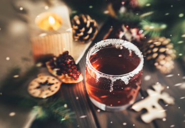 Sıcak mulled şarap ve yanan bir mum. Neşeli Noel süsleri