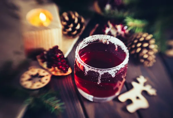 Vinho Quente Uma Vela Acesa Decorações Festivas Natal — Fotografia de Stock