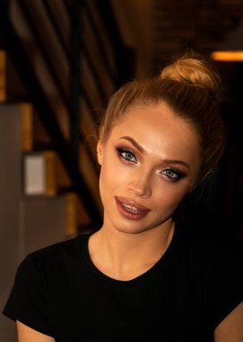 Güzel ve genç birbayan rahatlatıcı akşam kulüpte