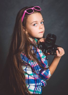 Güzel kız ile eski bir fotoğraf makinesi. Genç fotoğrafçı