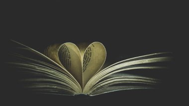 Eski kitap ve kalp sayfaları katlanmış
