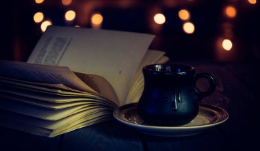 Eski kitap, kahve fincanı ve festival Işık Ampüller. Vintage Sevgililer günü kartı