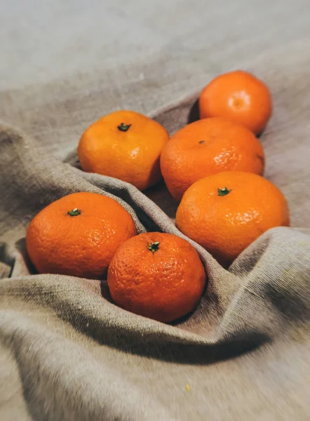 Zářivě Oranžové Mandarinky Lněné Tkaniny Pozadí — Stock fotografie