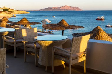 Mısır'ın Kızıldeniz kıyısını tesisi alanı üzerinde gün batımı. Tatil, Sharm El Sheikh