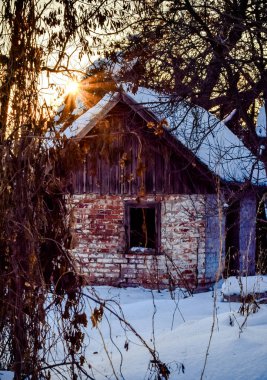 Tuğla ev ve gizemli bir kış bahçesi terk edilmiş. Doğal akşam kırsal manzara Doğu Avrupa, Ukrayna