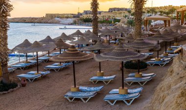 Sharm El Sheikh, Sinai, Mısır - 18 Aralık 2018: Güzel güneşli bir plaj ve güneş şemsiyeleri şehir Sharm El Sheikh, Mısır'ın Kızıldeniz kıyısında. Sina Yarımadası'nda Turizm rekreasyon alanı