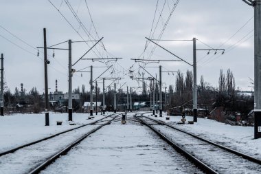 Kiev, Ukrayna - 27 Ocak 2019: eski karla kaplı demiryolu izlemek ve mürettebat işçilerin onarmak. Kış moody endüstriyel yatay Doğu Avrupa'da. Kar temizleme demiryolu parça