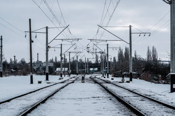 Kiev, Ukrayna - 27 Ocak 2019: eski karla kaplı demiryolu izlemek ve mürettebat işçilerin onarmak. Kış moody endüstriyel yatay Doğu Avrupa'da. Kar temizleme demiryolu parça