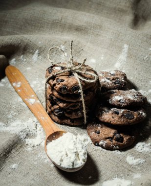 Keten kumaş arka plan üzerinde şenlikli çikolata kurabiye