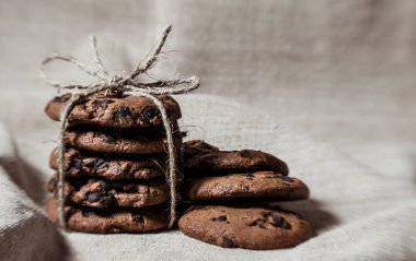Keten kumaş arka plan üzerinde şenlikli çikolata kurabiye
