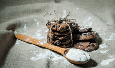 Keten kumaş arka plan üzerinde şenlikli çikolata kurabiye