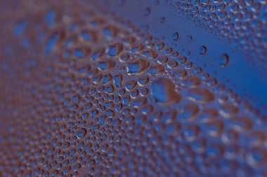 Mavi doku su damlacıkları parlayan