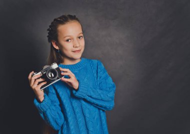 Güzel kız ile eski bir fotoğraf makinesi. Genç fotoğrafçı