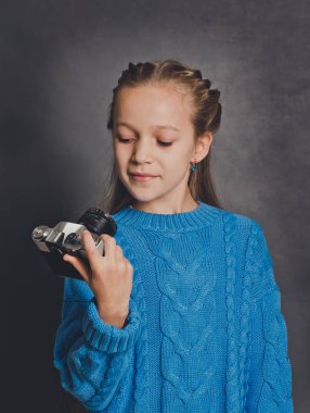 Güzel kız ile eski bir fotoğraf makinesi. Genç fotoğrafçı
