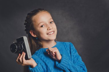 Güzel kız ile eski bir fotoğraf makinesi. Genç fotoğrafçı