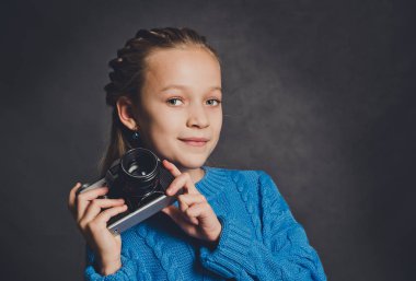 Güzel kız ile eski bir fotoğraf makinesi. Genç fotoğrafçı