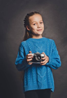 Güzel kız ile eski bir fotoğraf makinesi. Genç fotoğrafçı