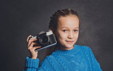 Güzel kız ile eski bir fotoğraf makinesi. Genç fotoğrafçı