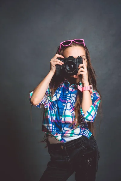 Menina Bonita Pequena Com Uma Câmera Velha Jovem Fotógrafo — Fotografia de Stock