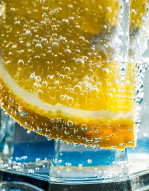 Olgun portakal, su ve hava kabarcıkları