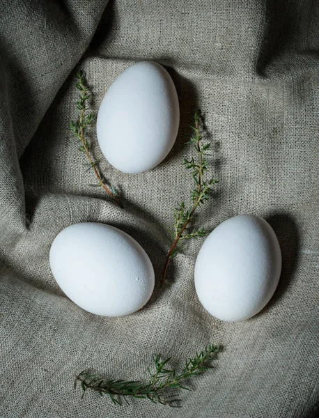 Пасхальная Открытка Стиле Деревенского Белые Пасхальные Яйца Фоне Натуральной Льняной — стоковое фото
