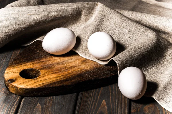 Белые Куриные Пасхальные Яйца Фоне Старого Деревянного Стола Разделочной Доски — стоковое фото