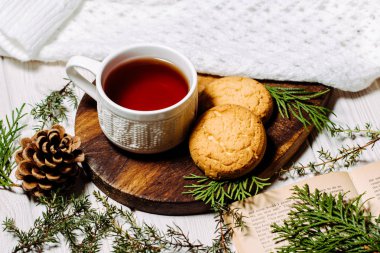 Beyaz bir fincan çay. Romantik kahvaltı