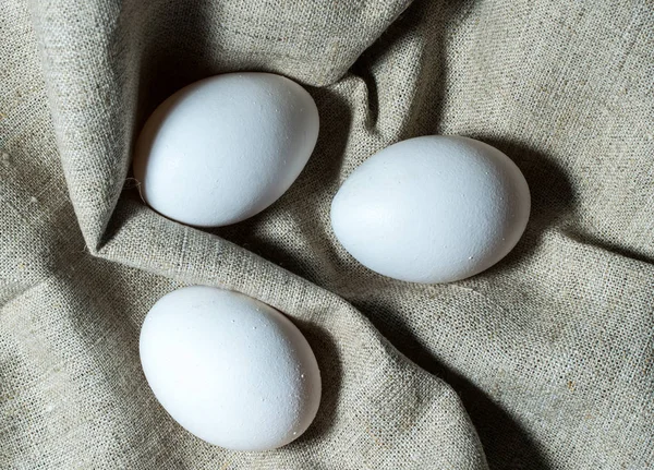 Белые Пасхальные Яйца Фоне Натуральной Льняной Ткани — стоковое фото