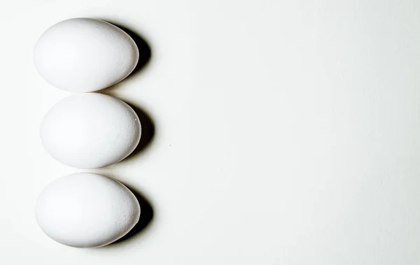 Белое Пасхальное Яйцо Белом Фоне Минималистическая Открытка — стоковое фото