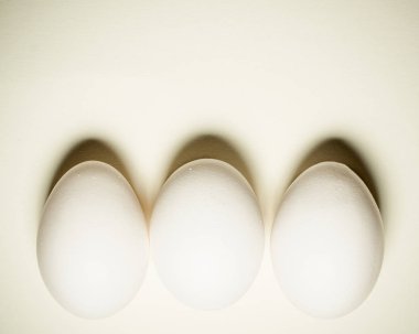 Beyaz bir arka plan üzerinde beyaz Paskalya yumurtası. Minimalist tebrik kartı