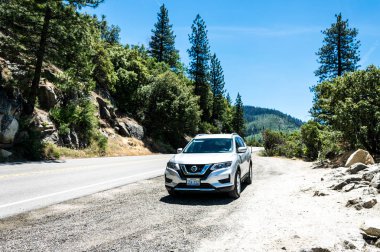 Yosemite Village, California, ABD - 15 Haziran 2017: Yosemite Ulusal Parkı'nda yol üzerinde yeni otomobil. Turizm yaz yürüyüş California doğal konumlar